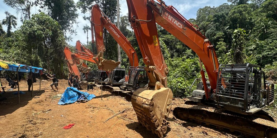 Tempuh Jalan Kaki 12 Jam, Polda Sumut Sita 14 Eskavator di Tambang Emas Ilegal Madina, 7 Orang Ditangkap