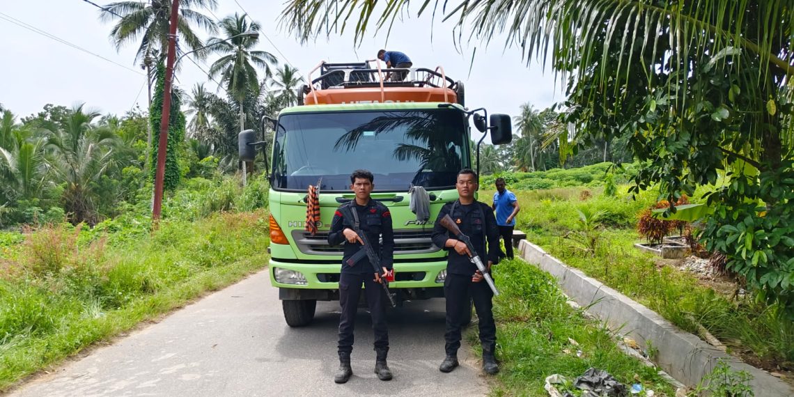 Dikawal Brimob Bersenjata Lengkap, Alat Berat Tambang Emas Ilegal Tapsel–Madina Dievakuasi ke Batalyon C Sipirok