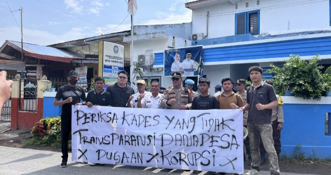 Dugaan Korupsi Dana Desa Memanas, Massa Geruduk Kantor Desa Tanjung Gusta