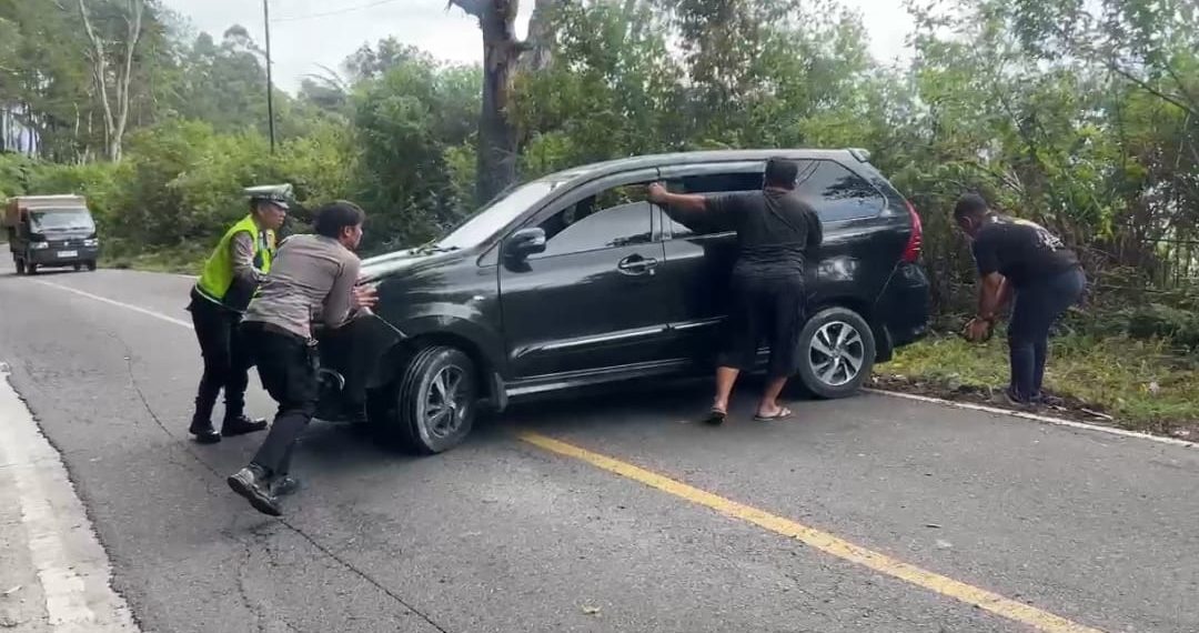 Polisi Sigap Bantu Wisatawan, Mobil Mogok di Jalur Perbukitan Samosir Berhasil Dievakuasi