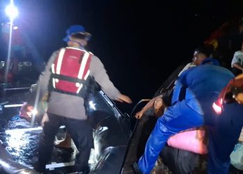 SELURUH PENUMPANG SELAMAT, POLAIRUD TANJUNG TIRAM EVAKUASI KAPAL NELAYAN RUSAK DI PESISIR PULAU SALAH NAMO