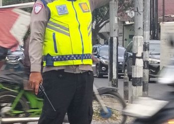 Satlantas Polrestabes Medan Bantu Pelajar Menyeberang di Jalan Bambu II Simpang Krakatau
