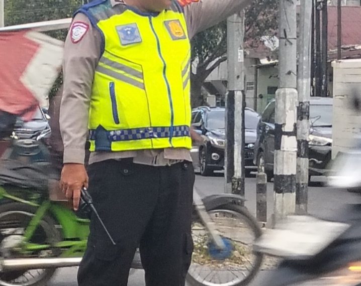 Satlantas Polrestabes Medan Bantu Pelajar Menyeberang di Jalan Bambu II Simpang Krakatau