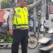Satlantas Polrestabes Medan Bantu Pelajar Menyeberang di Jalan Bambu II Simpang Krakatau