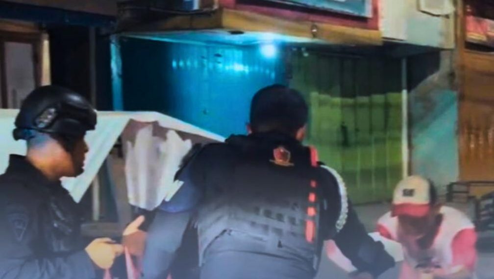 Ramadhan yang Menghangatkan: Brimob Sumut Berbagi Sahur untuk Warga di Bawah Underpass Medan