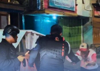 Ramadhan yang Menghangatkan: Brimob Sumut Berbagi Sahur untuk Warga di Bawah Underpass Medan