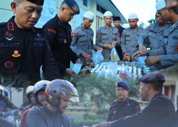Brimob Sumut Berbagi Berkah Ramadhan, 200 Takjil Dibagikan untuk Pengendara di Sekitar Mako KE Lumi