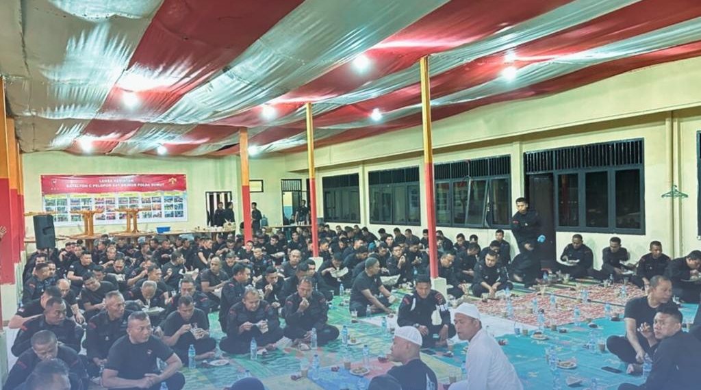 Pererat Kebersamaan di Bulan Ramadhan, Dansat Brimob Polda Sumut Pimpin Buka Puasa Bersama Personel Batalyon C