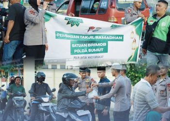 Brimob Polda Sumut Berbagi Berkah Ramadhan, 200 Takjil Dibagikan untuk Pengendara di Sekitar Mako K.E. Lumi
