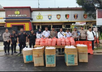 Tebar Kepedulian di Bulan Ramadhan, Pokdarkamtibmas Bhayangkara Resor Medan Bagikan 1.000 Takjil di Depan Mapolsek Medan Kota