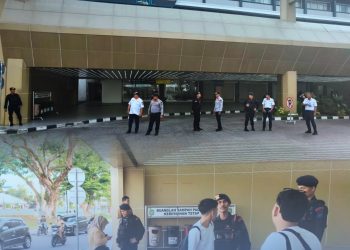 Personel Den Gegana Sat Brimob Polda Sumut Laksanakan Pengamanan di Stasiun KAI Medan dalam Operasi Ketupat Toba 2026