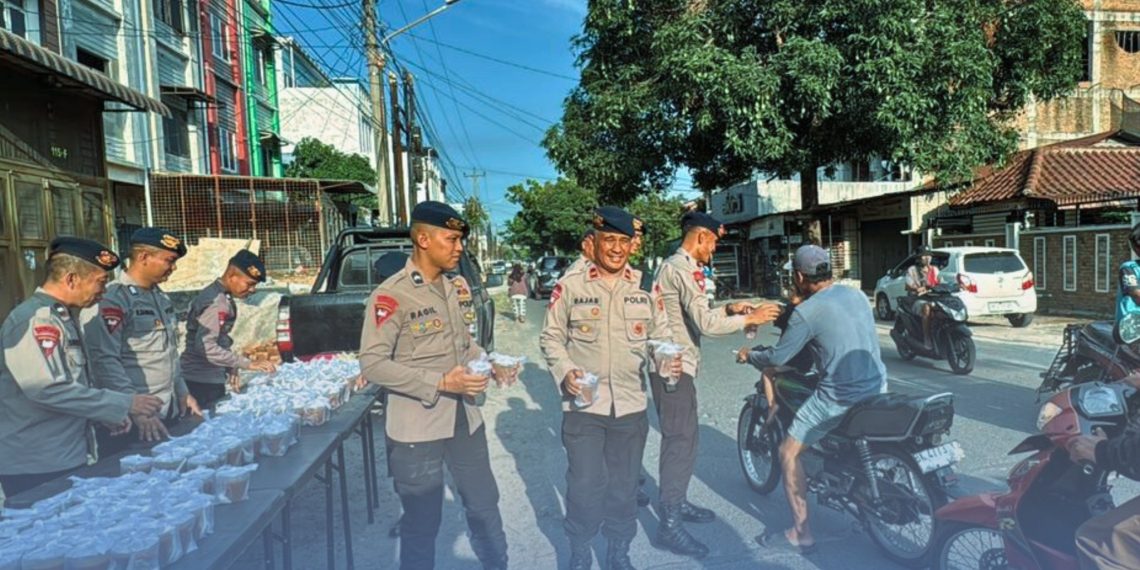 Brimob Polda Sumut Turun ke Jalan, Bagikan Takjil untuk Warga yang Berpuasa