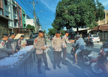 Brimob Polda Sumut Turun ke Jalan, Bagikan Takjil untuk Warga yang Berpuasa
