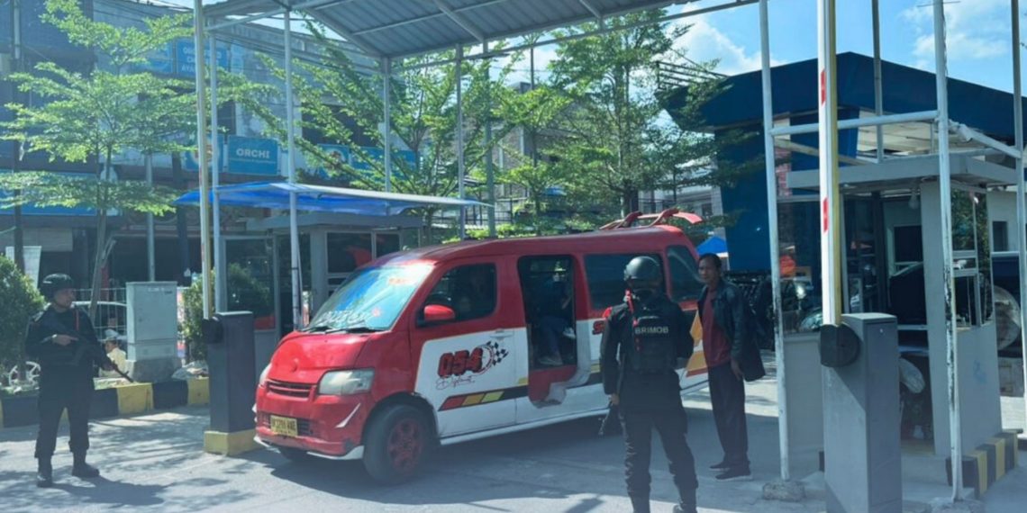 Brimob Sigap Urai Kemacetan di Ajibata, Bantu Penumpang Menyeberang di Tengah Padatnya Arus Lebaran