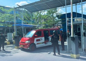 Brimob Sigap Urai Kemacetan di Ajibata, Bantu Penumpang Menyeberang di Tengah Padatnya Arus Lebaran