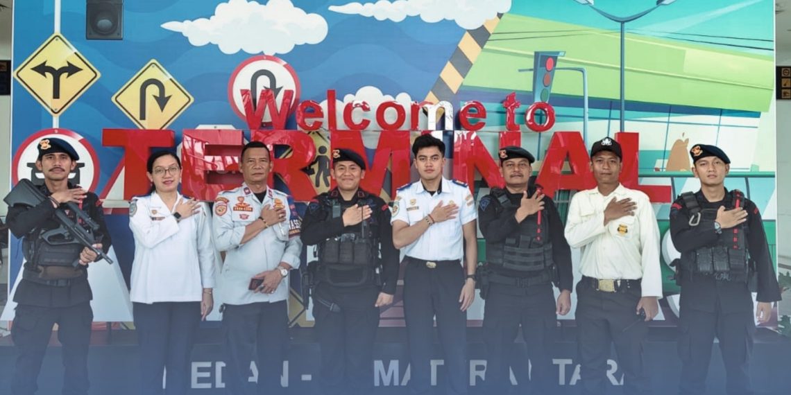 Siaga Penuh dan Humanis, Gegana Brimob Sumut Amankan Arus Balik di Terminal Amplas
