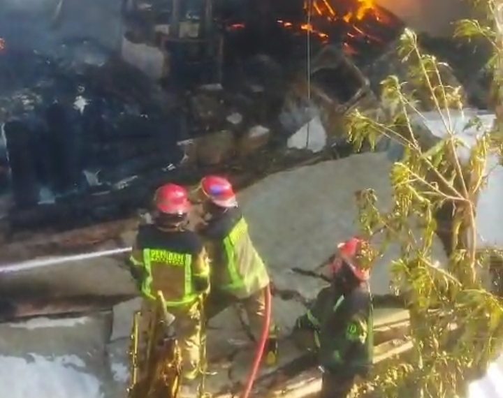 Enam Mobil Mitsubishi Canter Terbakar di Gudang Acai, Diduga Akibat Korsleting Listrik