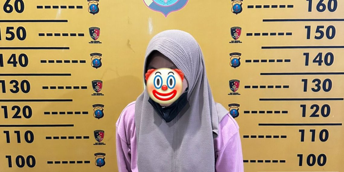 Perempuan Ngamuk Bawa Parang di Toko Ponsel, Diduga Tertipu Promo iPhone Murah Hingga Rp10 Juta