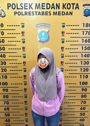 Perempuan Ngamuk Bawa Parang di Toko Ponsel, Diduga Tertipu Promo iPhone Murah Hingga Rp10 Juta
