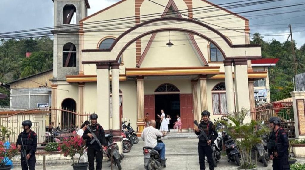 Brimob Siaga Amankan Malam Paskah di Gunungsitoli, Patroli Humanis Jaga Kamtibmas Tetap Kondusif