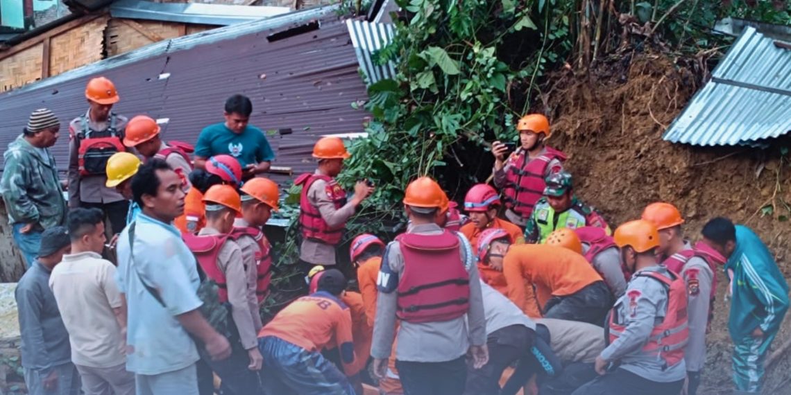 Di Tengah Medan Sulit, Tim SAR Brimob Evakuasi Korban Longsor Sembahe