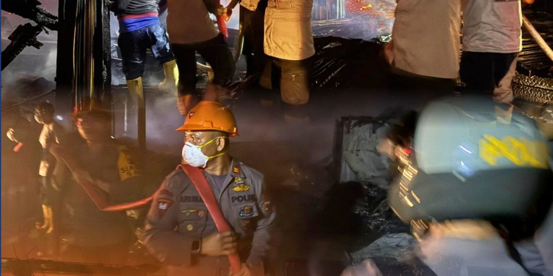 Kobaran Api di Gunung Sitoli Berhasil Dijinakkan! Sinergi Personel Brimob Polda Sumut Bersama Tim Gabungan Selamatkan Kawasan Pertokoan