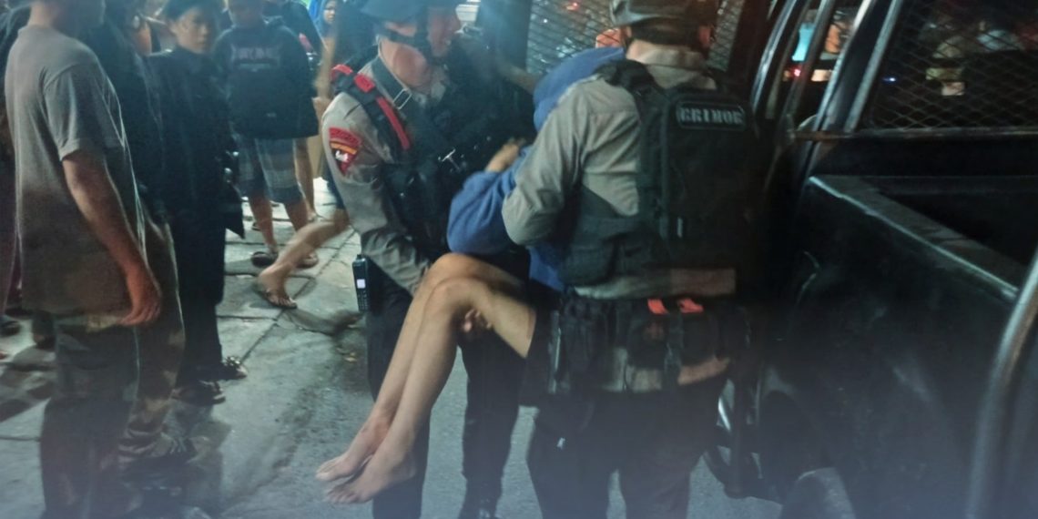 Gerak Cepat Patroli Brimob Polda Sumut Evakuasi Korban Laka Lantas di Jalan William Iskandar