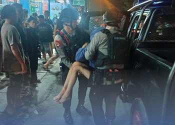 Gerak Cepat Patroli Brimob Polda Sumut Evakuasi Korban Laka Lantas di Jalan William Iskandar