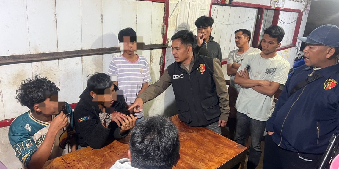 Personel Gabungan Polres Karo Sigap Redam Tawuran Antar Pemuda di Kineppen