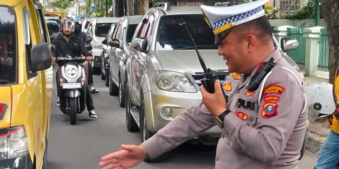 Satlantas Polrestabes Medan Atur Arus Lalu Lintas Akibat Aksi Unjuk Rasa di Jalan S. Parman