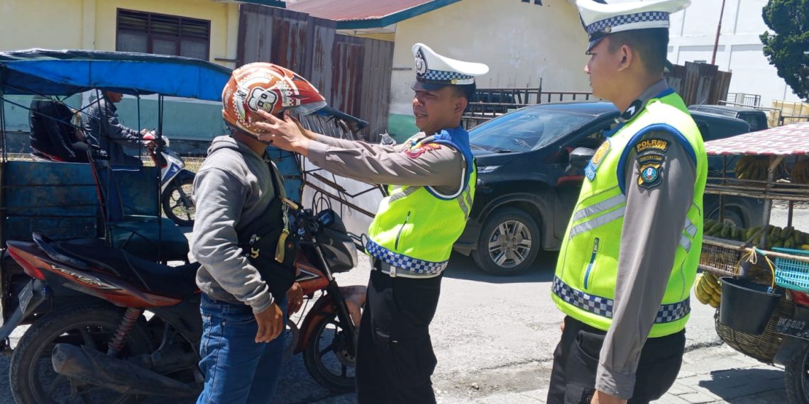 Polantas Menyapa Ajak Warga Masyarakat Selaku Pengguna Jalan Tertib Berlalu Lintas Di Pakpak Bharat.