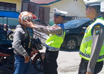Polantas Menyapa Ajak Warga Masyarakat Selaku Pengguna Jalan Tertib Berlalu Lintas Di Pakpak Bharat.