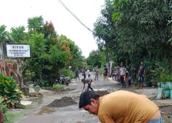 Warga Perumnas Berngam Gotong Royong Perbaiki Jalan Rusak di Jalan Raimuna Raya