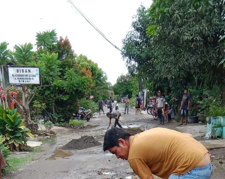 Warga Perumnas Berngam Gotong Royong Perbaiki Jalan Rusak di Jalan Raimuna Raya