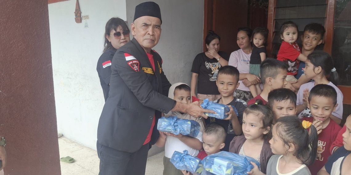Jumat Berkah DPC GRIB JAYA Kota Mrdan Tebar Kepedulian di Depan Kantor Koramil Medan Sunggal