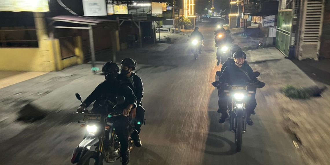 Patroli Dini Hari, Brimob Polda Sumut Antisipasi Guantibmas dan Sambangi Warga Secara Humanis di Medan