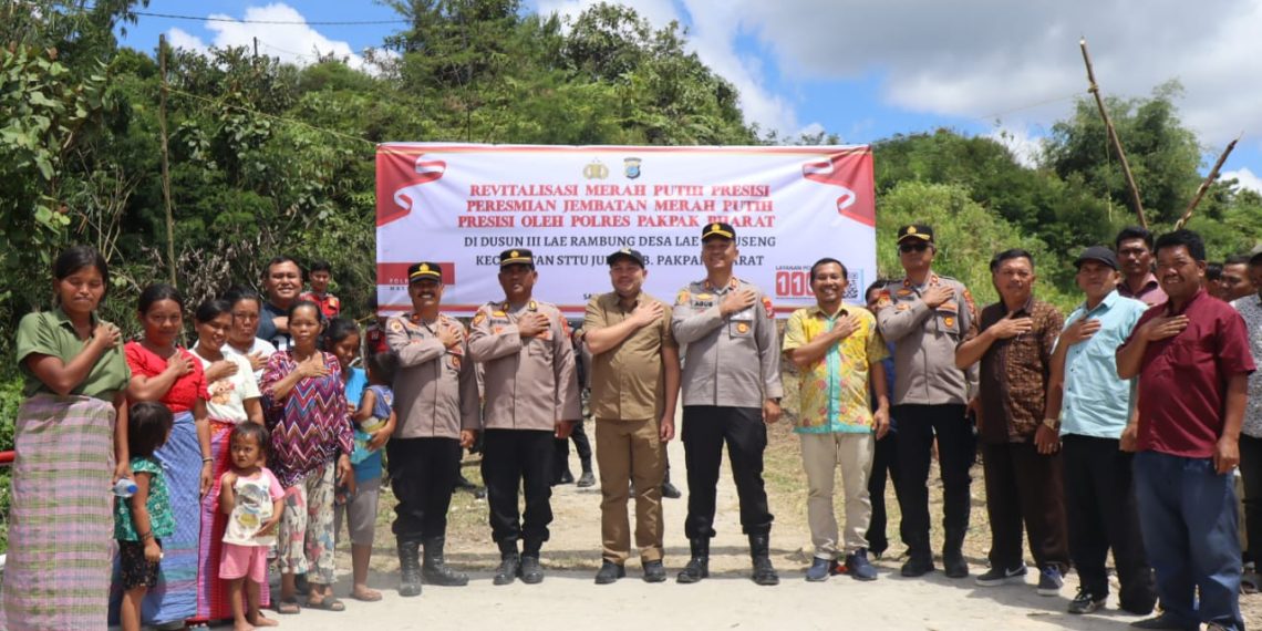Polres Pakpak Bharat Revitalisasi Jembatan Merah Putih Di Desa Lae Langge Namuseng Kecamatan STTU Julu.