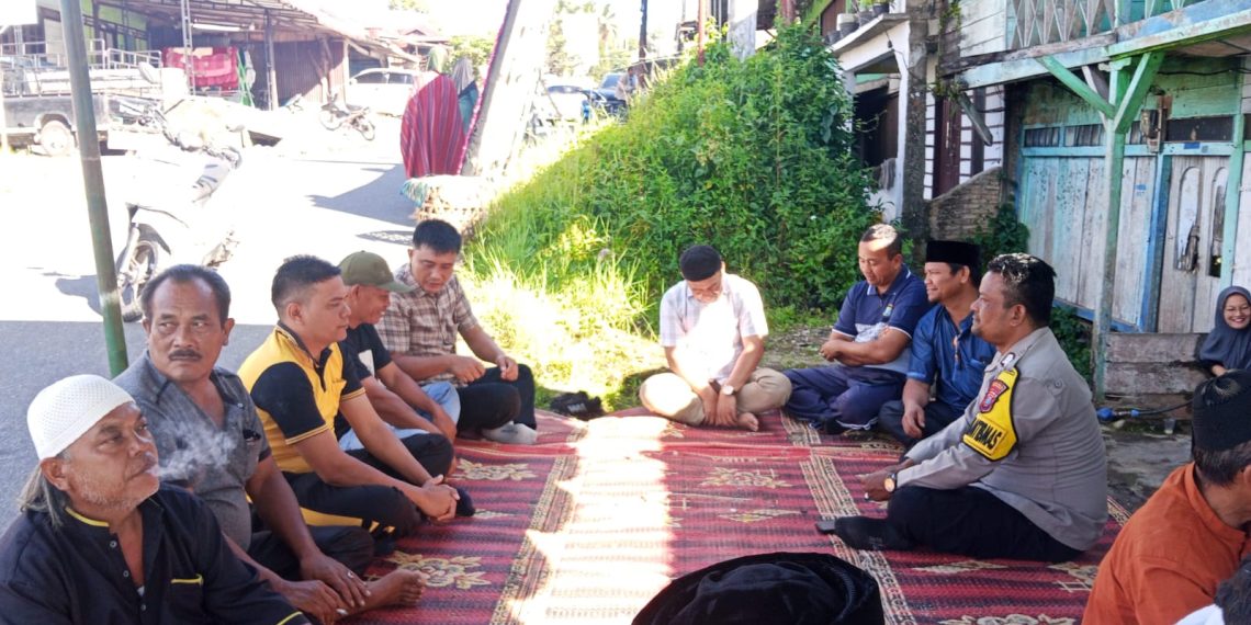 Kapolsek Kerajaan Bersama Personel Melayat ke Rumah Tokoh Pemuda di Pakpak Bharat