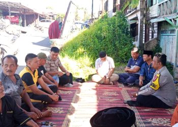 Kapolsek Kerajaan Bersama Personel Melayat ke Rumah Tokoh Pemuda di Pakpak Bharat