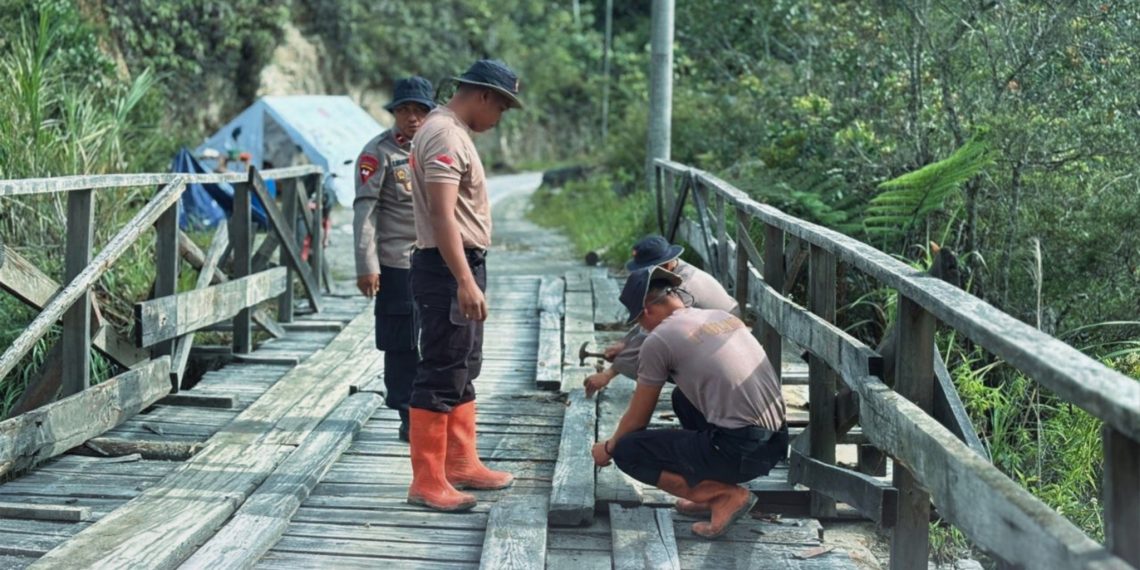 Perkuat Infrastruktur Desa, Brimob Sumut Lakukan Perbaikan Jembatan Gotting