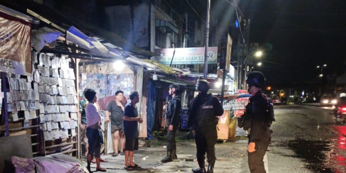 Patroli Dini Hari Brimob Sumut Perkuat Keamanan Kota Medan, Sambangi Pos Kamling dan Pelaku UMKM