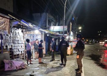 Patroli Dini Hari Brimob Sumut Perkuat Keamanan Kota Medan, Sambangi Pos Kamling dan Pelaku UMKM