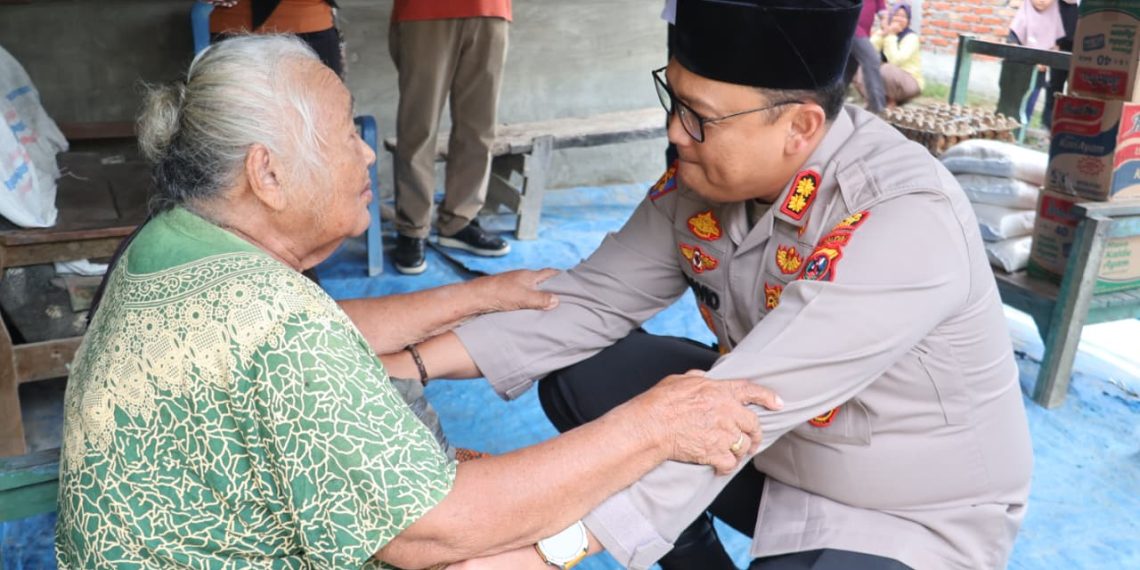 Kapolres Langkat Tunjukkan Kepedulian terhadap Lansia di Secanggang, Humanisme Polri Hadir di Tengah Masyarakat