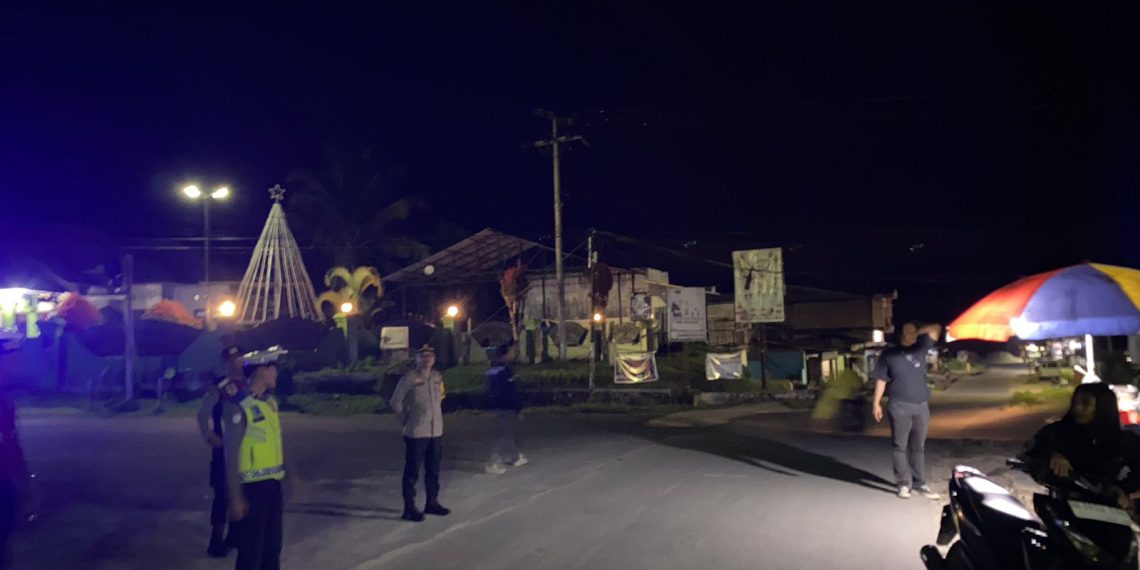 Berintegritas Dan Humanis Polres Pak Bharat Laksanakan Patroli Bluelight Di Kota Salak.