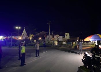 Berintegritas Dan Humanis Polres Pak Bharat Laksanakan Patroli Bluelight Di Kota Salak.
