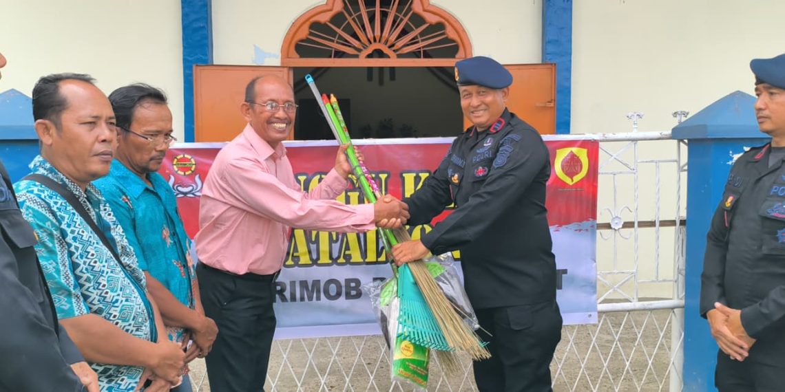 Brimob Polda Sumut Tebar Kepedulian Lewat Jumat Berkah dan Minggu Kasih, Bagikan Sembako hingga Makanan Gratis