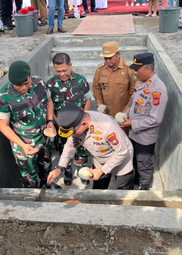 KAPOLRES BINJAI HADIRI PELETAKAN BATU PERTAMA PEMBANGUNAN PT NATURAL TIRTA SEGAR DI LANGKAT