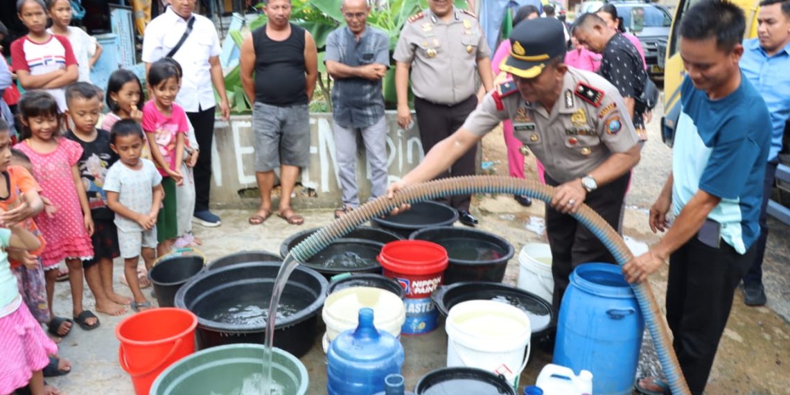 Pasca Bencana, Polres Sibolga Hadir Salurkan 8.000 Liter Air Bersih untuk Warga