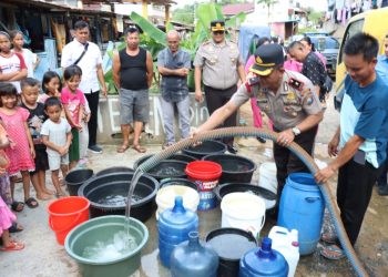 Pasca Bencana, Polres Sibolga Hadir Salurkan 8.000 Liter Air Bersih untuk Warga