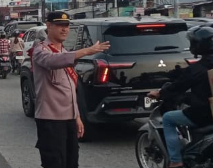 Kanit Samapta Polrestabes Medan Iptu Iwan Setiawan SH Laksanakan Pengaturan Lalu Lintas di Depan Ramayana Teladan